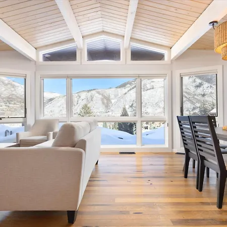 Shadow Mountain Unit 12, Spacious Ski-In, Ski-Out Townhouse With Great Views & Gas Fireplace